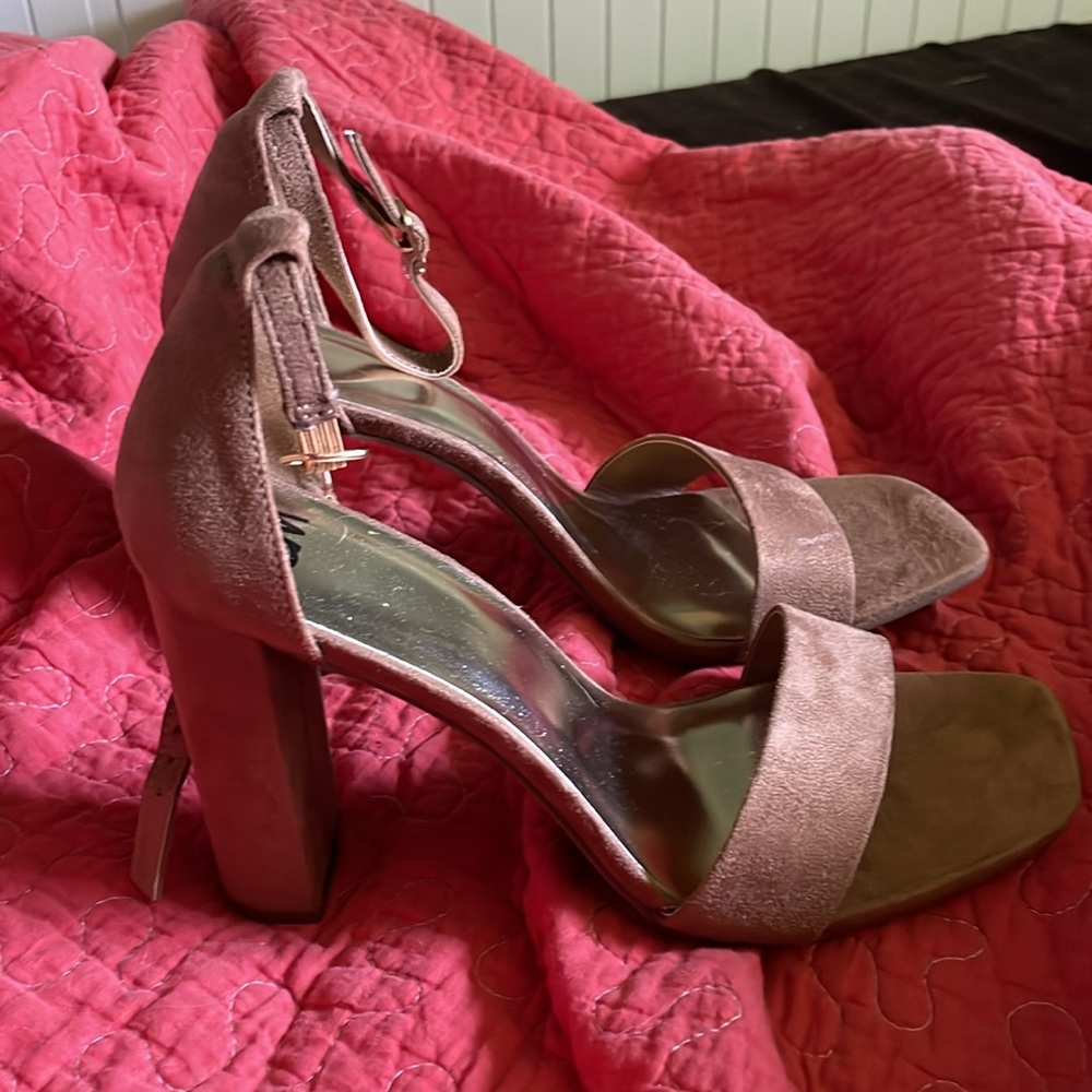 Women’s Size 9 Heels - Picture 3 of 4